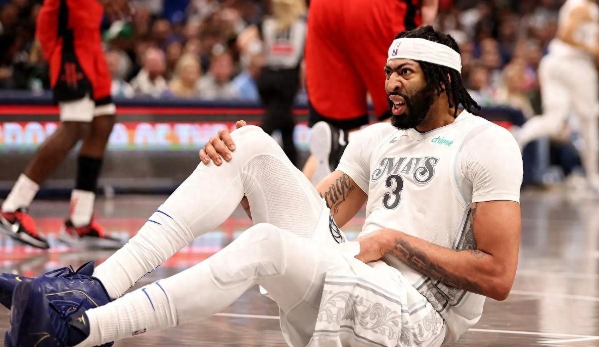 爱游戏平台-浓眉在比赛中受伤退赛，勇士主帅表示担忧！的简单介绍