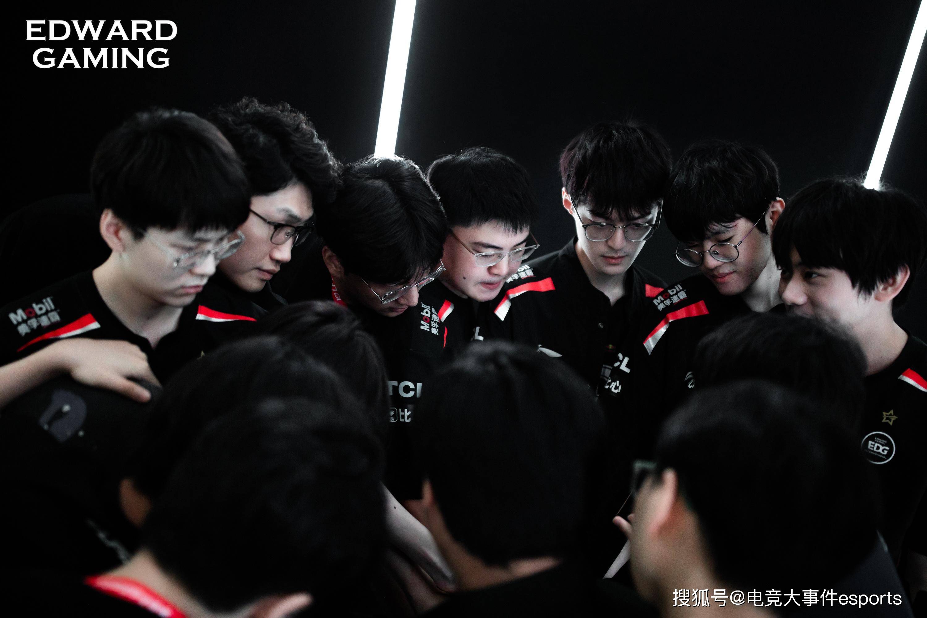 爱游戏入口-包含Uzi新星比赛局势复杂表现突出，FPX前途光明！观众掌声雷动的词条