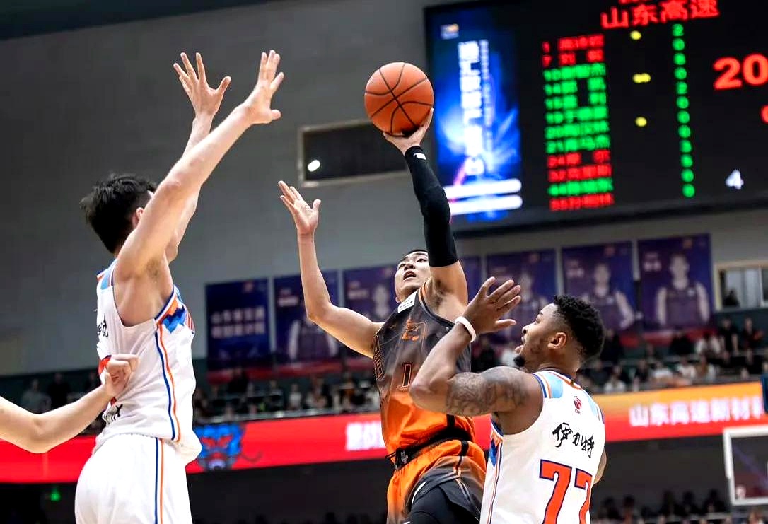 关于CBA常规赛转会期走向成谜，山东男篮外线爆发，媒体盛赞，身体对抗强度拉满的信息